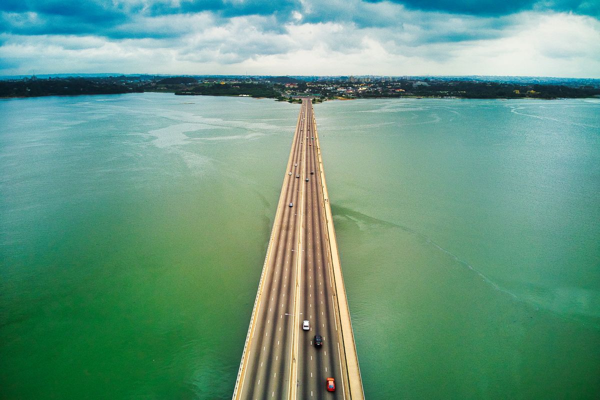Un pont traverse la lagune à Abidjan, vu du ciel