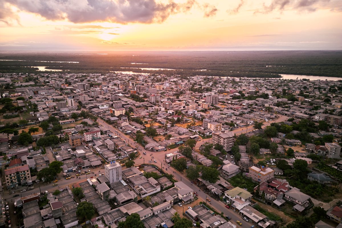 Douala vue du ciel au coucher du soleil