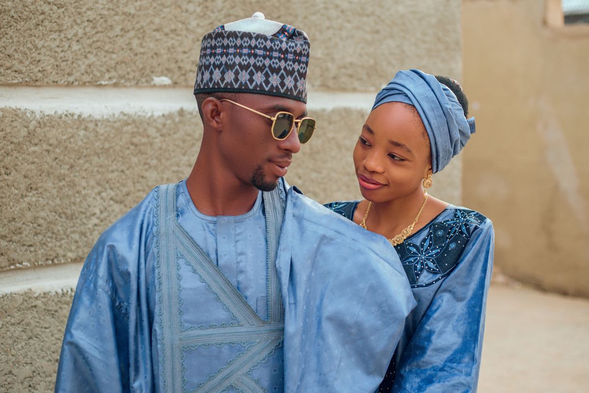 Un couple souriant en tenue traditionnelle