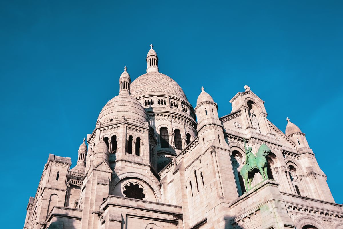 La basilique du Sacré-Cœur à Paris, vue d’en bas