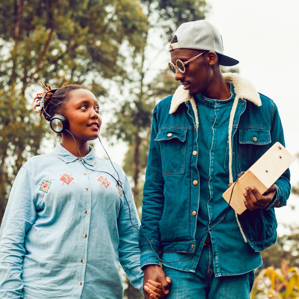 Un couple souriant se promène côte à côte